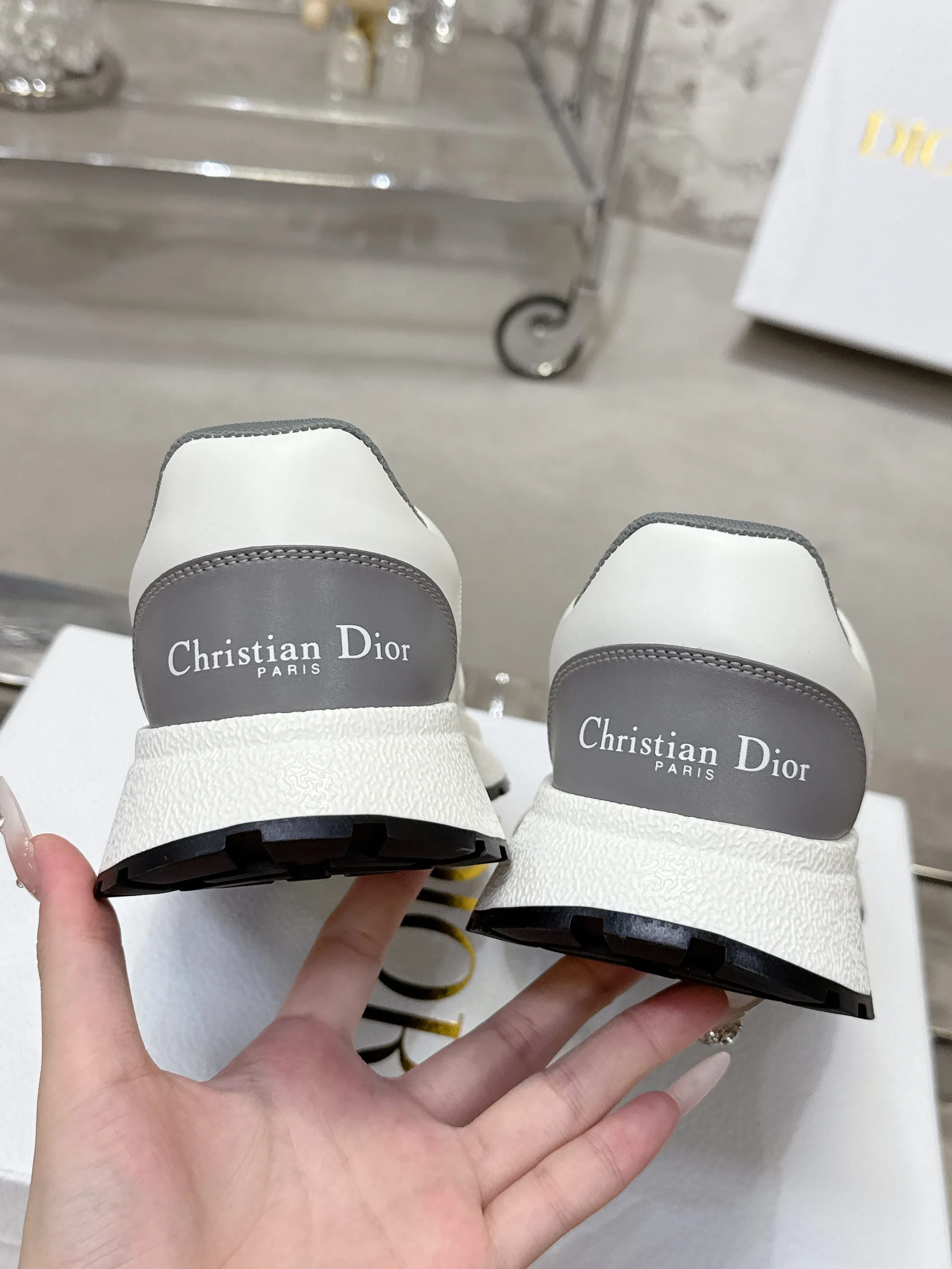 [Dior Dior] P: 660💰Couple model Size: Female: 35-40 (41 customized), male 39-44. (45 customized) 2025 Dior Dior autumn and winter new couple model, thick-soled casual sports shoes, original purchase and development, reinterpret sports style with elegant and fashionable shape. The upper is crafted from white mesh fabric and features the Christian Dior Paris signature on the laces and heel. The exquisite two-color sole is light and soft, which can add a high-end temperament to all kinds of casual looks. The delivery counter is exquisitely packaged🛍📦 ▪️Material: Original custom imported first-layer cowhide ▪️Inner lining: Imported soft sheepskin lining ▪️Sole: Original open-molded anti-slip rubber material ▪️Sole thickness: 4CM